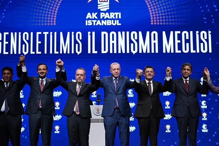 İstanbul'da CHP'li üç belediye başkanı ve meclis üyeleri AKP'ye katıldı İstanbul'da CHP'li üç belediye başkanı ve meclis üyeleri AKP'ye katıldı