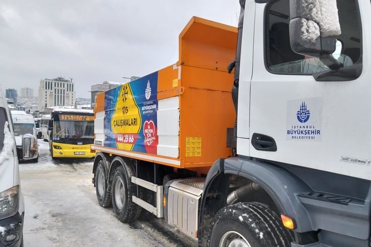 İstanbul’da gece saatlerinde etkisini azaltan kar yağışı, sabah 05.00 itibarıyla İstanbul genelinde yeniden kuvvetlendi