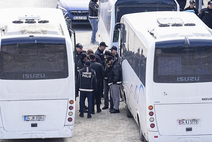 İstanbul'da uyuşturucu operasyonu: 14 kişi Adli Tıp'a getirildi