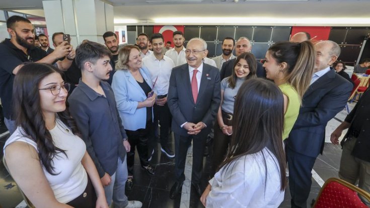 Kemal Kılıçdaroğlu, CHP Genel Merkezde kurulan üniversite tercih merkezini ziyaret etti
