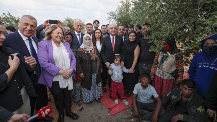 Kemal Kılıçdaroğlu, Gaziantep’te zeytinliklerde çalışan işçiler ile sohbet etti Kemal Kılıçdaroğlu, Gaziantep’te zeytinliklerde çalışan işçiler ile sohbet etti
