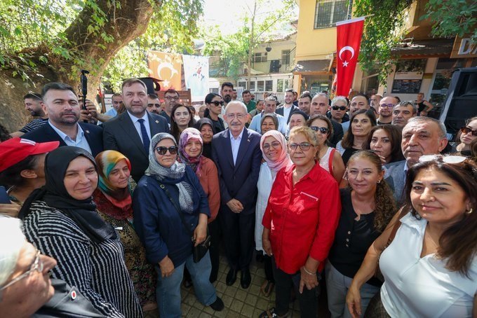 Kemal Kılıçdaroğlu, İzmir’in Buca İlçesine Bağlı Kaynaklar Köyü’nde vatandaşlarla bir araya geldi