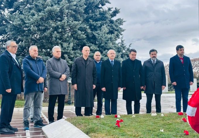 Kemal Kılıçdaroğlu, ölümünün 3. yılında Deniz Baykal'ın kabrini ziyaret etti