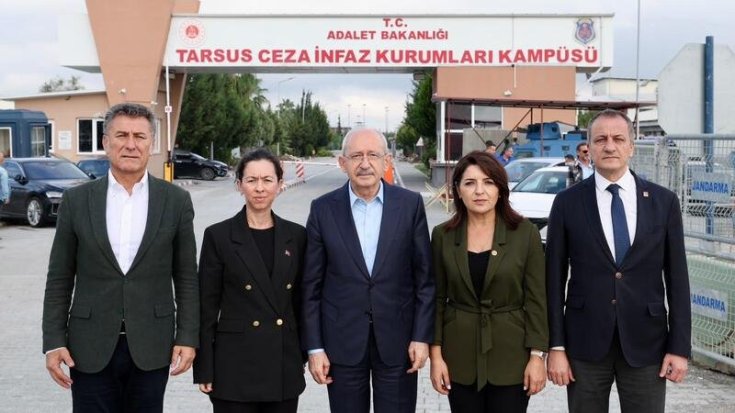Kemal Kılıçdaroğlu, Tarsus Cezaevinde Tutuklu Bulunan Vahap Seçer ile Abdullah Özyiğit’i Ziyaret Etti Kemal Kılıçdaroğlu, Tarsus Cezaevinde Tutuklu Bulunan Vahap Seçer ile Abdullah Özyiğit’i Ziyaret Etti