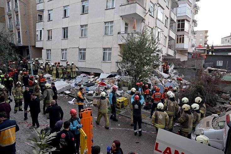 Maltepe'de 7 katlı bina çöktü: Ölü ve yaralılar var! Maltepe'de 7 katlı bina çöktü: Ölü ve yaralılar var!