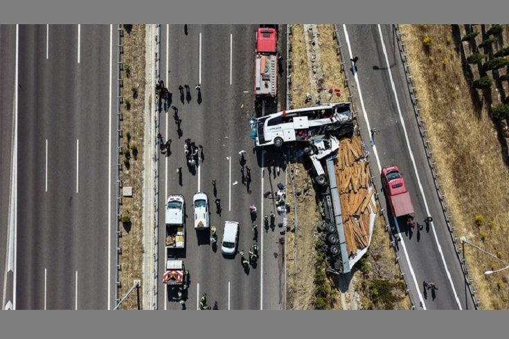 Manisa'da tur otobüsü ile çekici çarpıştı: 11 kişi hayatını kaybetti, 27 kişi yaralandı