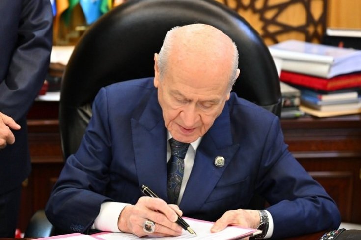MHP Genel Başkanı Devlet Bahçeli, 'çerçeve yasa' teklifini imzaladı MHP Genel Başkanı Devlet Bahçeli, 'çerçeve yasa' teklifini imzaladı