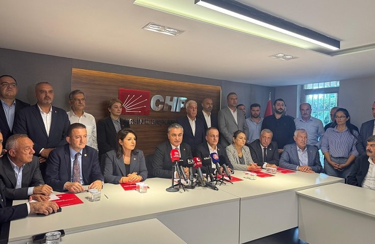 Müslim Sarı, Mersin'de açıklama yaptı: Çevre illerin il başkanları burada, örgütümüz burada. Hep beraber belediye başkanlarımıza sahip çıkıyoruz