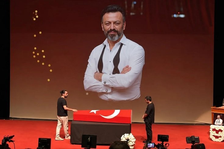 Oyuncu Serhat Mustafa Kılıç için Muhsin Ertuğrul Sahnesi’nde cenaze töreni düzenlendi Oyuncu Serhat Mustafa Kılıç için Muhsin Ertuğrul Sahnesi’nde cenaze töreni düzenlendi