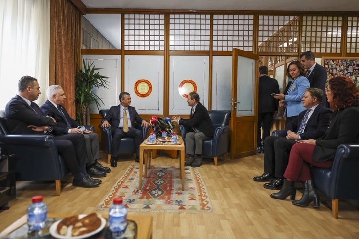 Özgür Özel, 10 Ocak Çalışan Gazeteciler Günü’nde TBMM’de Parlamento Muhabirleri Derneği’ni Ziyaret Etti