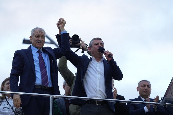 Özgür Özel 212 gün sonra özgürlüğüne kavuşan Karalar ile buluşmada konuştu: Adana’nın Zeydan’ına kavuştuğu gündür. Onun için gözün aydın Adana!