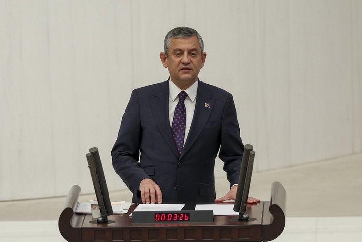 Özgür Özel, 23 Nisan oturumunda konuştu: Biz, boynumuzu veririz ama boyun eğmeyiz. Biz, devleti kuran partiyiz. Bir avuç darbeciye teslim olmayız!