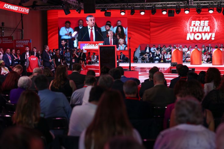 Özgür Özel Barselona'da konuştu: Bir yılı aşkın süredir meydanlarda mücadele veriyoruz, darbeye karşı halkın halkın iradesini savunuyoruz!