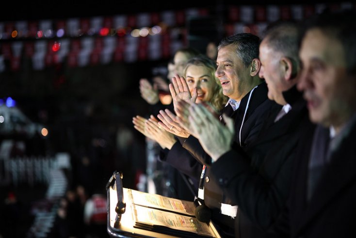 Özgür Özel: Birbirlerinin yüzüne, eşlerinin gözüne bakamayacaklar’ diyen Erdoğan, Barbaros Meydanı’na bak, Barbaros Meydanı’na!