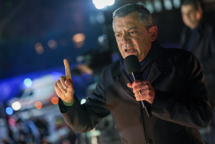 Özgür Özel, Çekmeköy'den seslendi: Erdoğan geldiğinde en düşük emekli maaşı 8 çeyrek altın alıyordu. Şimdi Erdoğan gidiyor, en düşük emekli maaşı 2 çeyrek altın alıyor