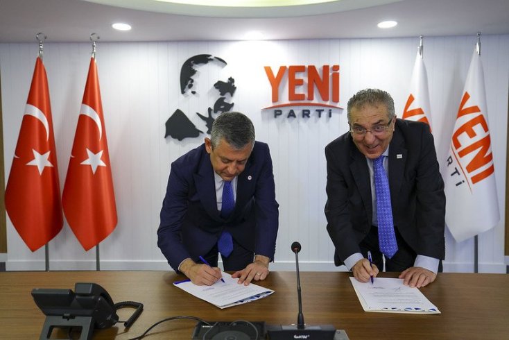 Özgür Özel ile Sosyal Demokrasi Derneği Genel Başkanı Bekir Sami Doğan, iki kurum arasında iş birliği protokolünü imzaladı Özgür Özel ile Sosyal Demokrasi Derneği Genel Başkanı Bekir Sami Doğan, iki kurum arasında iş birliği protokolünü imzaladı