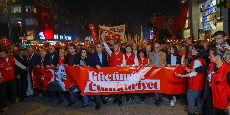 Özgür Özel Kadıköy'de konuştu: Ya bir yol bulacaksın ya yeni bir yol açacaksın. Yaktık gemileri yeni bir yoldayız!