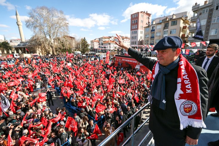 Özgür Özel, Karaman'dan seslendi; Erdoğan fakir sevmez, Erdoğan zengin sever. Ben de fakiri sevmem ama, ben insanın fakir olmasını sevmem!