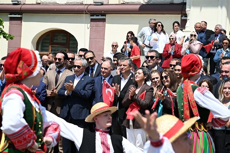 Özgür Özel, Manisa'da 486. Uluslararası Mesir Macunu Festivali Mesir Saçım Töreni’ne katıldı