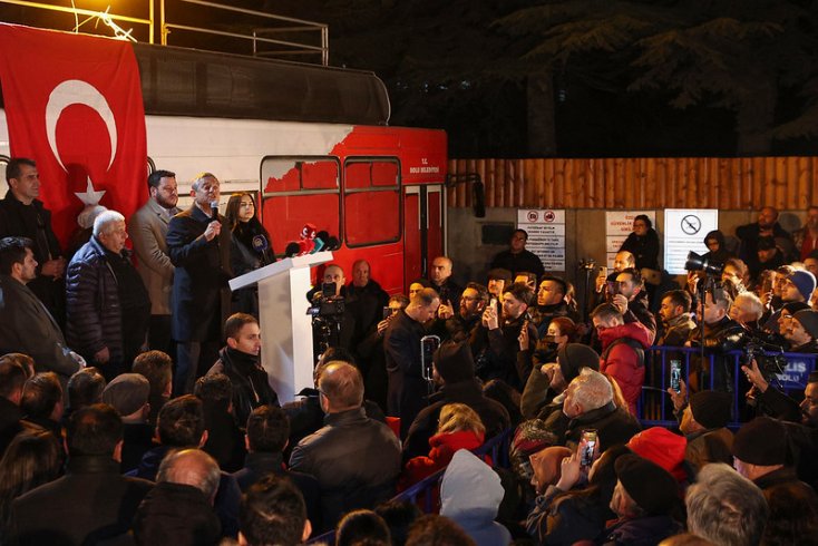 Özgür Özel, rüşvet iddiası ile gözaltına alınan Tanju Özcan için Bolu'da konuştu: Tanju bu memleketin ve Atatürk’ün Partisinin evladıdır, yalnız değildir, sahipsiz değildir!