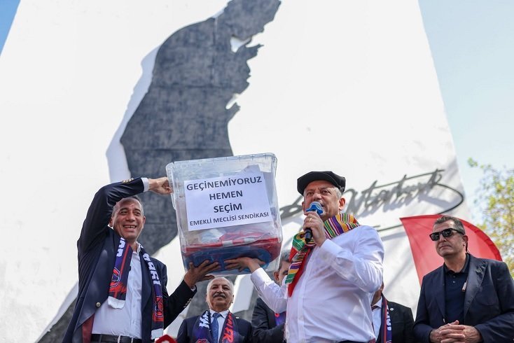 Özgür Özel, Silifke'de konuştu: Eninde, sonunda o sandığı getireceğiz. Ak Parti’nin kara düzenini bitireceğiz! Özgür Özel, Silifke'de konuştu: Eninde, sonunda o sandığı getireceğiz. Ak Parti’nin kara düzenini bitireceğiz!