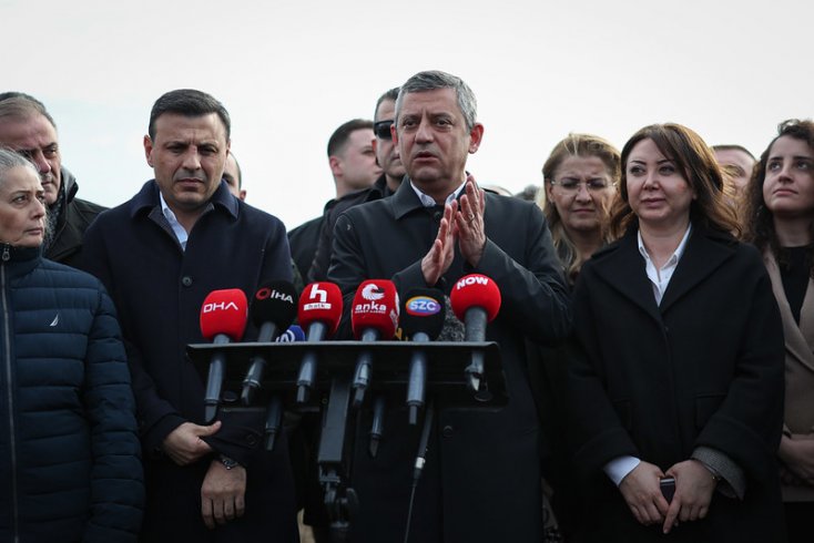 Özgür Özel, Silivri'de diploma davasını izledi: ''Açıkça Yazmış, ‘Ekrem İmamoğlu’nda Bu Diploma Olursa Aday Olur, Olursa da Erdoğan’ı Yener’ Diyor'''