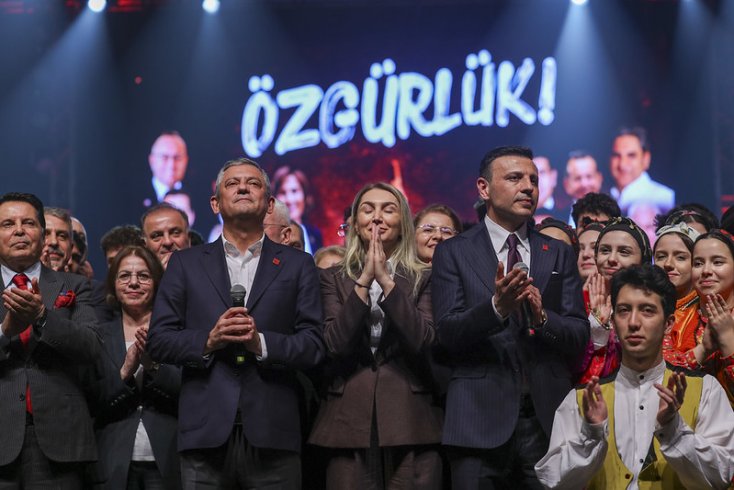 Özgür Özel: Sözünüzü, sazınızı duvara mı asacaksınız? Yoksa bu milletin türküsünü bizimle birlikte cesaretle söyleyecek misiniz