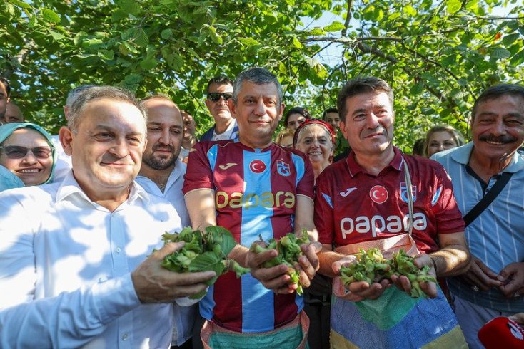 Özgür Özel, Trabzon Arsin’de fındık bahçesinde çalışan vatandaşları ziyaret etti, hasada katıldı