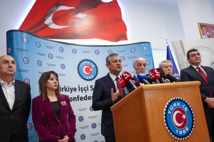 Özgür Özel, Türk-İş Genel Başkanı Ergün Atalay’ı ziyaret etti: Gün dayanışmanın günüdür; Vatandaş muhalefetin bir ve beraber olmasını, iktidar değişimi bekliyor