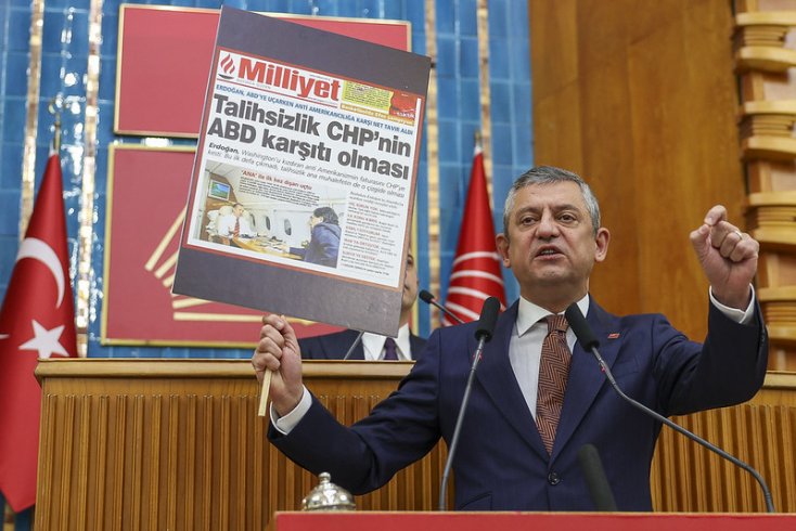 Özgür Özel'den Erdoğan'a: Emeklinin tabağında yemek yok, Katar Emiri’nin altın tabaklarını sergileyecekmiş Özgür Özel'den Erdoğan'a: Emeklinin tabağında yemek yok, Katar Emiri’nin altın tabaklarını sergileyecekmiş