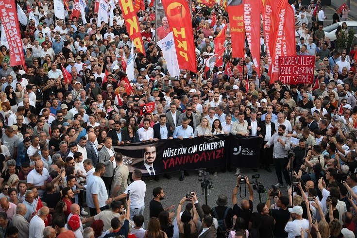 Özgür Özel'in de katıldığı yürüyüşle Hüseyin Can Güner'in gözaltına alınması protesto edildi