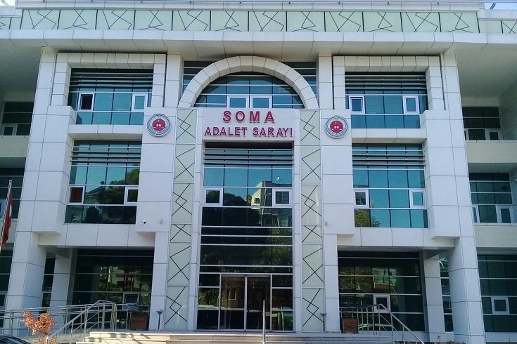 Soma’daki maden göçüğüne ilişkin gözaltına alınan şüpheliler adliyeye sevk edildi Soma’daki maden göçüğüne ilişkin gözaltına alınan şüpheliler adliyeye sevk edildi