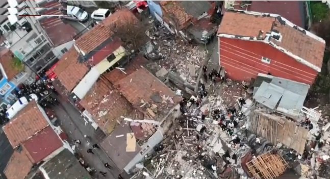SonDakika! Fatih'te 2 bina çöktü: enkazdan 7 kişi çıkarıldı 2 kişi daha aranıyor