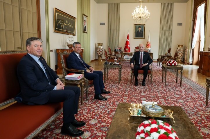TBMM Başkanı Numan Kurtulmuş, ara seçim talep eden Özgür Özel'i makamında kabul etti