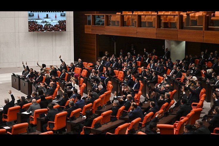 TBMM'de en düşük emekli maaşının yirmi bin liraya çıkarıldığı torba kanun AKP ve MHP oyları ile kabul edildi