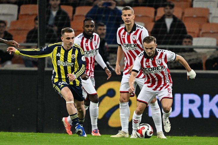 Turkcell Süper Kupa 2025'in yarı final maçında Fenerbahçe A.Ş., rakibi Samsunspor A.Ş.'yi 2-0 yendi
