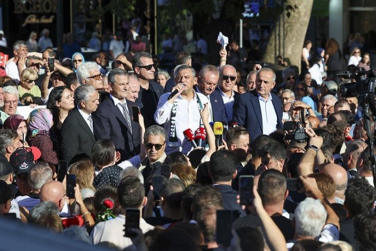 YENİ Parti Genel Başkanı Özgür Özel, İzmit'te halk buluşmasında konuştu: Teyzem sağ olsun, otobüsümüzle yola çıkıyoruz!