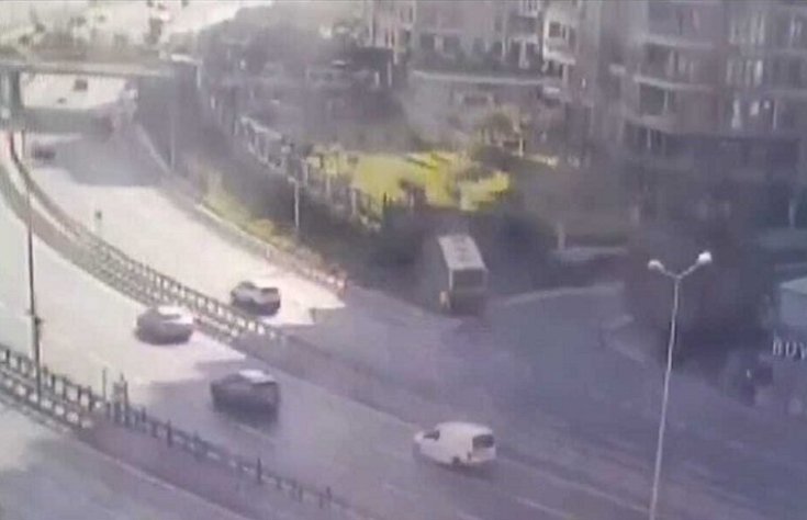 Zeytinburnu sahilindeki otobüs kazasında ölü sayısı 2'ye yükseldi Zeytinburnu sahilindeki otobüs kazasında ölü sayısı 2'ye yükseldi
