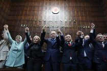 CHP'den istifa eden ve AKP'ye katılan Nimet Özdemir'e rozetini Cumhurbaşkanı Erdoğan taktı