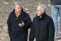 İngiltere Kralı'nın adı Epstein belgelerinde geçen kardeşi Prens Andrew, kraliyet konutundan taşındı