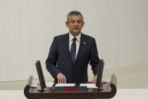 Özgür Özel, 23 Nisan oturumunda konuştu: Biz, boynumuzu veririz ama boyun eğmeyiz. Biz, devleti kuran partiyiz. Bir avuç darbeciye teslim olmayız!