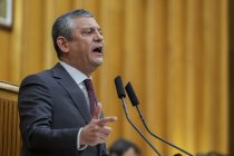 Özgür Özel: Bir tarafta ‘Yüksek gelirli ülkeler ligine girdik’ diye caka satan Mehmet Şimşek, öbür tarafta ‘Emekliye para veremeyiz, yok' diyen birisi!