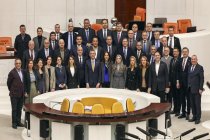 Özgür Özel, TBMM Genel Kurulu'nda Emekli Nöbeti tutan partisinin milletvekillerine destek ziyaretinde bulundu