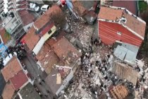 SonDakika! Fatih'te 2 bina çöktü: enkazdan 7 kişi çıkarıldı 2 kişi daha aranıyor