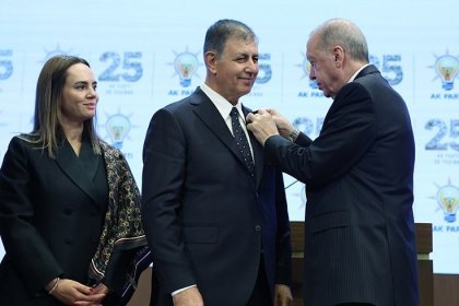 AK Parti'ye katılan İzmir Büyükşehir Belediye Başkanı Cemil Tugay'a AK Parti Genel Başkanı Erdoğan rozet taktı