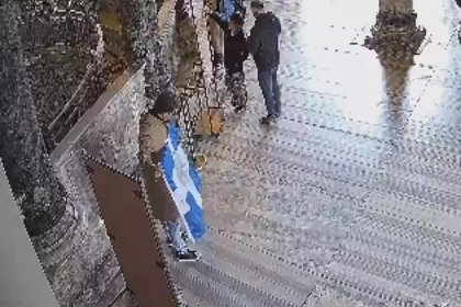 Ayasofya'da bayrak açan yabancı uyruklu iki kişi tutuklandı