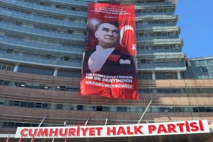 CHP Genel Merkezi’ne 'Ne cumhuriyetinden ne de partinden vazgeçmeyeceğiz' pankartı