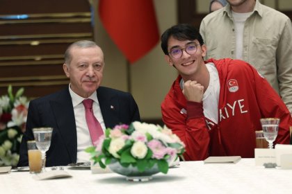 Cumhurbaşkanı Erdoğan: Türkiye'nin gençleri olarak birlik içinde, sevgiyle, kardeşlikle, muhabbetle, dostlukla bu ülkenin geleceğini sizler kuracaksınız