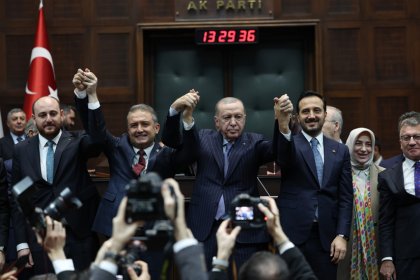 Erdoğan, AKP'ye geçen üç milletvekiline rozet taktı