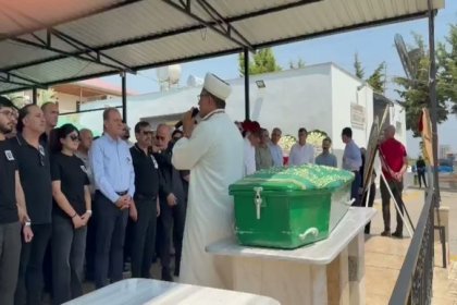 Gazeteci Duygu Öksüz Canova, Mersin'de son yolculuğuna uğurlandı